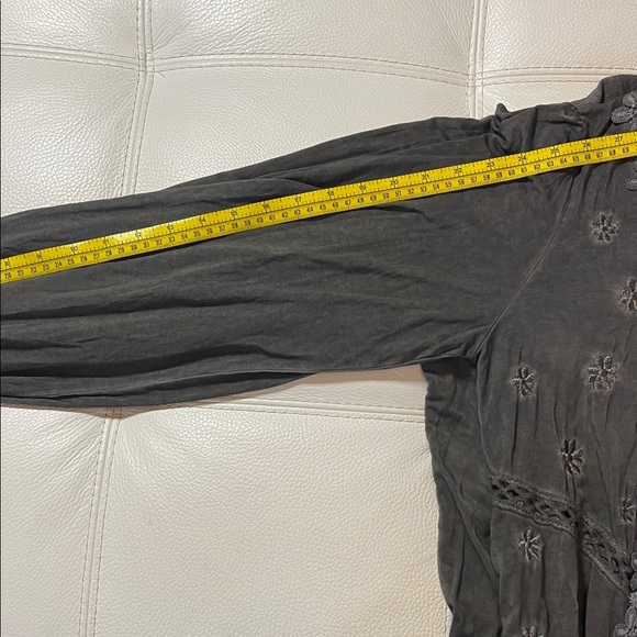 Freckled Poppy x POL Embroidered Detail Gray Women's Top - NWOT - Picture 6 of 10